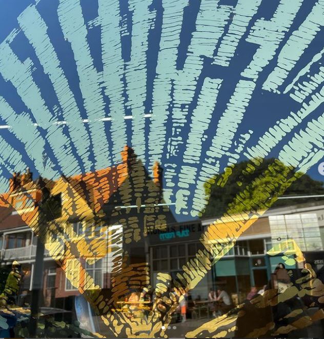 London Glass gilder: Verre églomisé - making antiqued Italian glass gilding, Nick Garrett