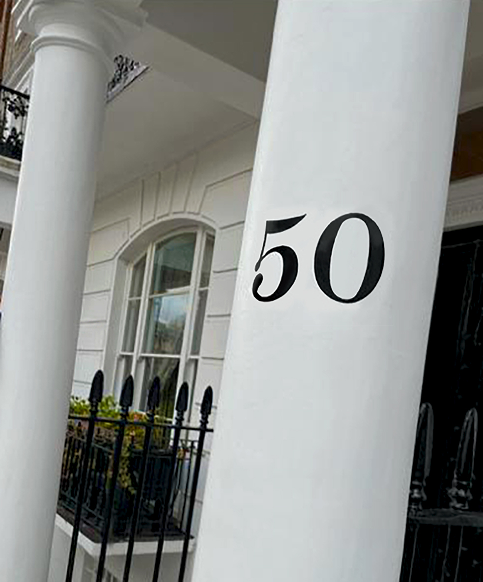 chelsea-pillar numeral hand painted house numbering Nick Garrett Traditional Signs of London