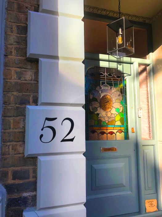 London Sign writing chelsea-pillar numeral hand painted house numbering Nick Garrett Traditional Signs of London